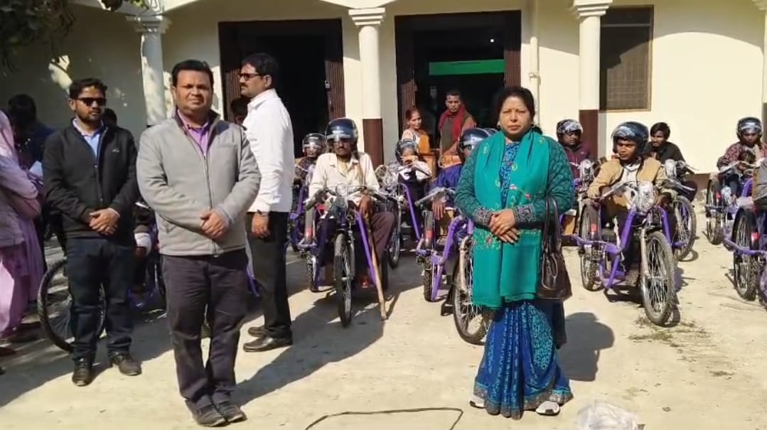 वाराणसी में दिव्यांगजनों को मिले सहायक उपकरण, सीआरसी ने किया वितरण