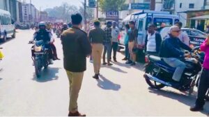 वाराणसी में अवैध पार्किंग पर पुलिस की सख्त कार्रवाई